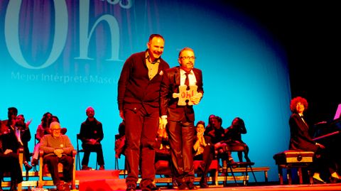Sergio Gayol, con su Oh! al Mejor Int�rprete Masculino, junto a Borja Ibaseta