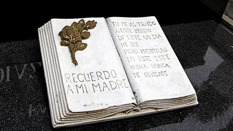 Una sentida dedicatoria a la madre en el camposanto de Colloto, Oviedo