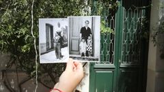 Lorca posa en dos fotograf�as ante la puerta de la Huerta de San Vicente, su residencia de verano y actual casa-museo del artista