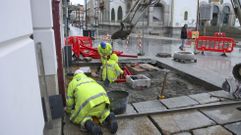 Trabajos en la acera de la calle de la Iglesia, en la manzana a la altura del teatro Jofre.