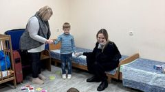 La estrella de Hollywood ha visitado un hospital infantil, un refugio antiareo y ha vestido un chaleco antibalas.