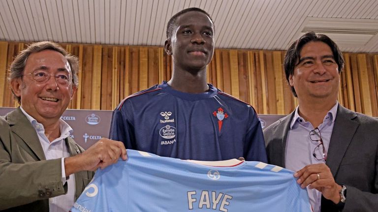 El jugador del Celta Abdoulaye Faye, en su presentaci�n.
