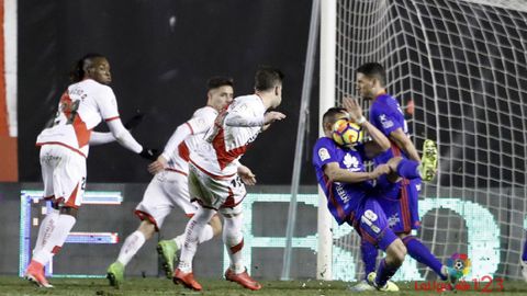 Penalti Christian Fernandez Real Oviedo Rayo Vallecano.Momento en el que el esfrico da en el rosto de Christian