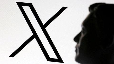 La silueta de Elon Musk, al lado del logotipo de X, de su propiedad