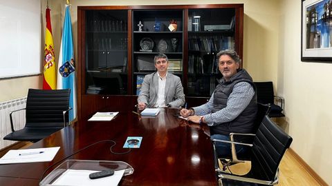 Reuni�n del alcalde de Ortigueira (derecha), en Augas de Galicia, dependiente de la Conseller�a de Medio Ambiente e Cambio Clim�tico