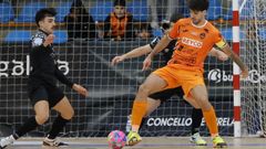 Pitero controla un bal�n en Vista Alegre ante la presi�n de dos futbolistas del Uni�n �frica Ceut�. 
