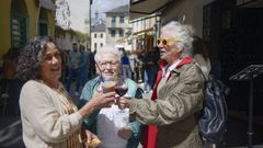 El barrio de A Tinera acogi este sbado la primera Fiesta de la Primavera desde las doce hasta las siete de la tarde conmsica, talleres y mercado.