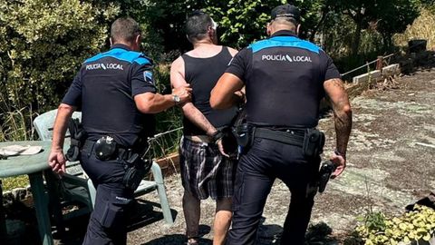 Momento de la detención del individuo por parte de miembros de la Policía Local de Sanxenxo