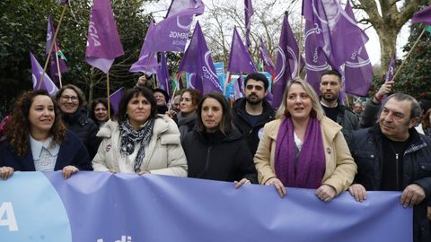 La exministra de Igualdad Irene Montero encabez la pancarta de Podemos, en la que tambin estaba la candidata del partido a la Presidencia de la Xunta, Isabel Faraldo (de chaquetn blanco) en la manifestacin en Santiago en defensa del mar gallego