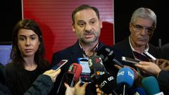 El ministro de Fomento, Jos� Luis �balos, no descarta fallos humanos en el siniestro