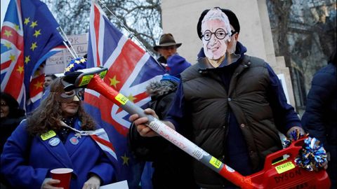 Activistas se burlan del traslado de la empresa Dyson, cuyo fundador apoy� el �brexit�