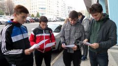 Aficionados, leyendo el impreso que deb�an cubrir para adquirir entradas para el derbi.