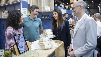 La conselleira Mar�a Jos� G�mez y�el director�de Agacal, Mart�n Alemparte, visitaron la feria