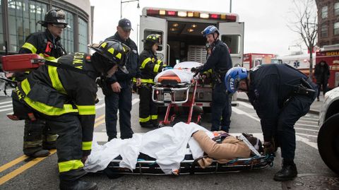 El accidente se registr� en la estaci�n de Atlantic y afect� a una unidad del tren suburbano de Long Island.