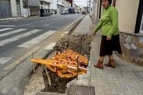 Vallas tiradas en una zanja por una aver�a en O Mor�n. 