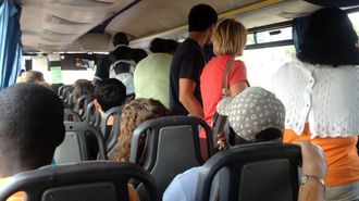 Viajeros de pie en un autobs interurbano, en una imagen de archivo