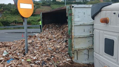 El cami�n transportaba restos de madera, con destino a la planta de Finsa en Betanzos