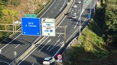 Un veh�culo, en el arc�n de la AP-9, tras chocar con una planchas met�licas desperdigadas sobre el asfalto
