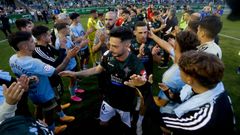 Pasillo de los jugadores del Celta Fortuna a los del Racing en el ascenso del 2023.