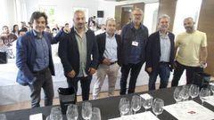 El catador de la lista Parker en Espa�a, Luis Guti�rrez (segundo por la derecha), present� as� a unos bodegueros que han catapultado el prestigio del vino en Galicia, (de izquierda a derecha) Telmo Rodr�guez, Rodrigo M�ndez, Jos� Luis Mateo de Quinta da Muradella, Fernando Gonz�lez de Algueira y Luis Anxo Rodr�guez