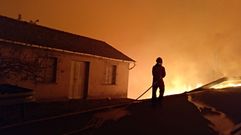 Los efectivos de la UME luchando contra el incendio de Seroiro