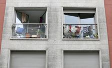 Unha vintena de persoas conviven no edificio okupa de Abesadas, en Ribeira.