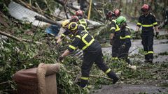 Varios bomberos, este lunes en Mayotte.