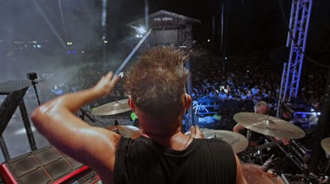 Alexandre Vázquez, el batería de la Panorama, en la actuación de esta orquesta en las fiestas de Monforte 2025