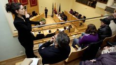 Una int�rprete de la Asociaci�n de Xordos de Ferrol retransmite el pleno