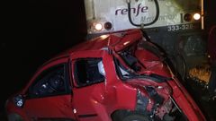 POSITIVO EN LA V�A DEL TREN. El conductor de este coche dio positivo en alcohol y en drogas. Fue embestido por una locomotora de mercanc�as a las cinco de la madrugada del domingo a la altura del kil�metro 530 de la l�nea f�rrea Palencia-A Coru�a, en el t�rmino municipal de Abegondo. La Guardia Civil de Tr�fico investiga los hechos para tratar de esclarecer  c�mo accedi� a la v�a el turismo, cuyo conductor result� herido grave a consecuencia de la violenta colisi�n