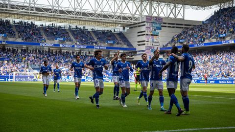 Los jugadores del Oviedo, con Mier y Sangalli en primer plano, celebran el gol de Obeng al Mirands