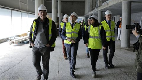 Julio García Comesaña (en el centro) visitó las obras que se están realizando en Expocoruña para trasladar a trabajadores del Hospital Universitario A Coruña (Chuac)