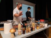 El cocinero Antonio D�az, en la charla sobre el uso de conservas ofrecida en la Casa da Cultura de San Sadurni�o