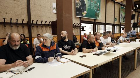 El comit&eacute;, en una asamblea de trabajadores de Alcoa