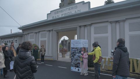 Entrada del cementerio de San Froiln de Lugo, obra de Maquieira