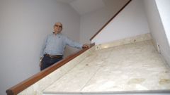 PEPE GONZALEZ
EN EL PORTAL DE SU EDIFICIO EN ARTEIXO
