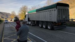 carb�n, camiones, transporte, miner�a.Una fila de camiones desciende el puerto de San Isidro
