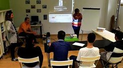 Cuatro j�venes reciben clases sobre drogas y seguridad vial en el programa que desarrolla Arela. 