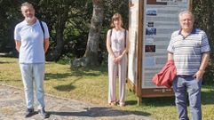Garc�a Mira, � dereita, visitando a exposici�n co alcalde, Manuel Mu��o, e a t�cnica de Turismo, Tania Carreira