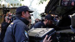La polic�a, tras registrar el despacho de Zapatero el pasado martes.