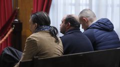 Los tres acusados, en la sala de vistas de la Audiencia Provincial de Ourense