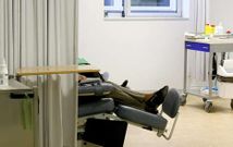 Foto de archivo de un paciente de oncolog�a recibimiento quimioterapia en Lugo. 