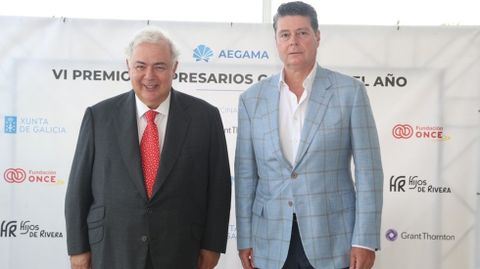 Luis de Valdivia, presidente de Ecoener, (a la izquierda) y David S&aacute;nchez-Tembleque, socio director de Alsis Funds, ambos premiados por la Asociaci&oacute;n de Empresarios Gallegos de Madrid (AEGAMA).