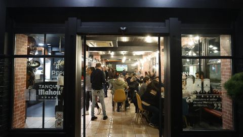 El local tuvo una gran afluencia de público el día de su estreno.