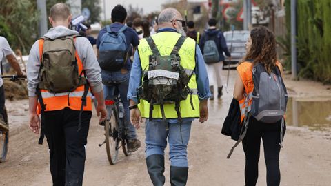 Un grupo de voluntarios se dirigen a Paiporta