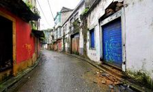 Cascotes ca�dos de la fachada del n�mero 24, que ser� demolido junto al 22.