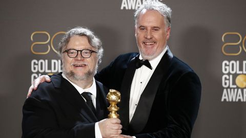 Guillermo del Toro y Mark Gustafson en los Globos de Oro 2023