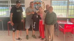 Carmen, junto a su marido, Pepe, el presidente y otros dos directivos del club