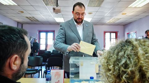 Barb�n votando en unas primarias del PSOE