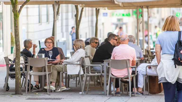 Terraza de un local de hosteler�a en una zona peatonal de la ciudad de Pontevedra, esta semana